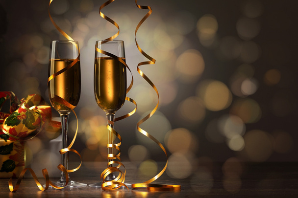 Yeni yıl partisinde şampanya kadehleri - Fotoğraf, Görsel