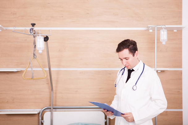 Médecin tenant un dossier dans les mains avec stéthoscope arround son nec
 - Photo, image