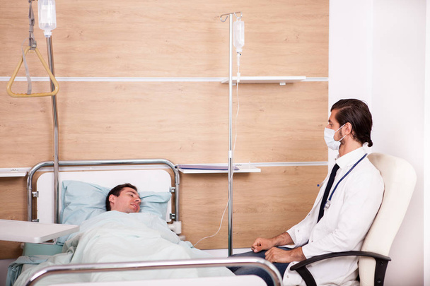 Médico con paciente en sala de recuperación
 - Foto, Imagen