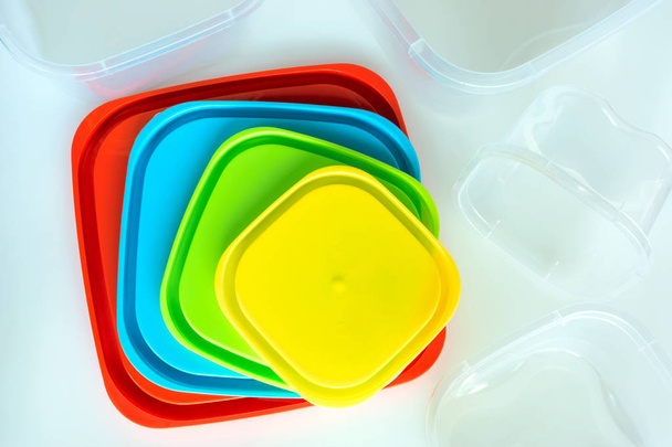 Contenants en plastique de différentes tailles et couleurs
 - Photo, image