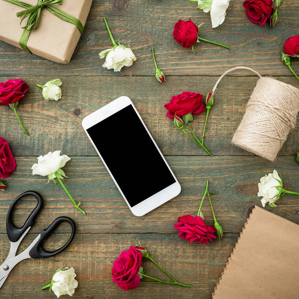 バラの花を持つ携帯電話 - 写真・画像