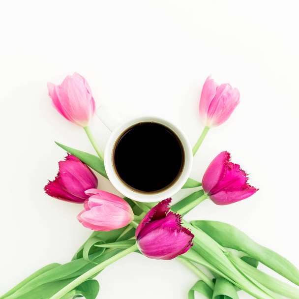 Tulpenblumen mit einer Tasse Tee - Foto, Bild