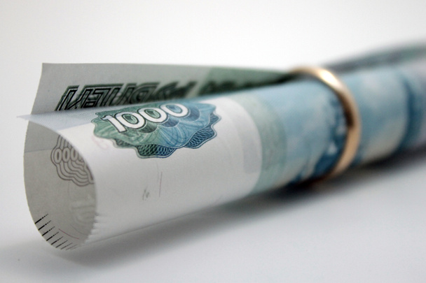 de bill duizend roebels in goud trouwring - Foto, afbeelding