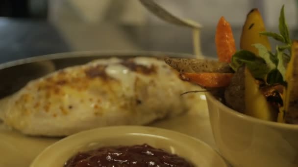 Сливочный соус наливают на мясо-гриль с картошкой
 - Кадры, видео