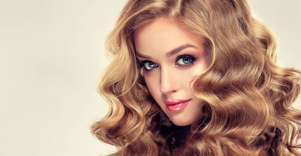 kıvırcık saç modeli ile sarışın kız - Fotoğraf, Görsel