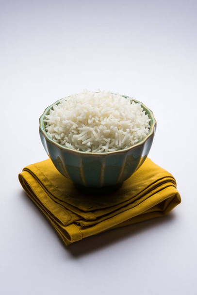 basmati rizs egy kerámia tálba, indiai fehér és hosszú basmati rizs főtt és a tálban, szelektív összpontosít - Fotó, kép