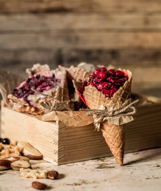 ice cream in wooden box - Foto, Imagem