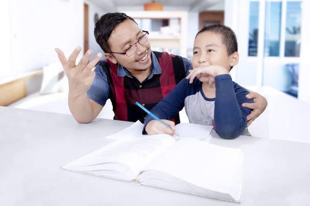 Little boy and his father learn to calculate - Foto, Imagem