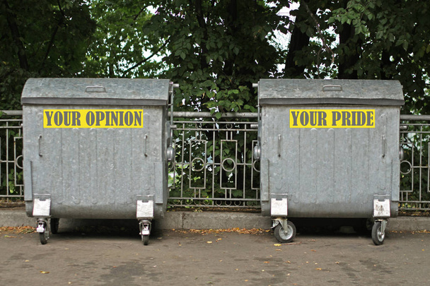 Cubos de basura con una inscripción de opinión y orgullo
 - Foto, imagen