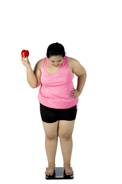Overweight woman with apple and scale - Fotografie, Obrázek