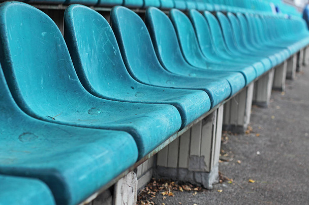 Oude plastic stoel in het stadion, achtergrond, textuur - Foto, afbeelding