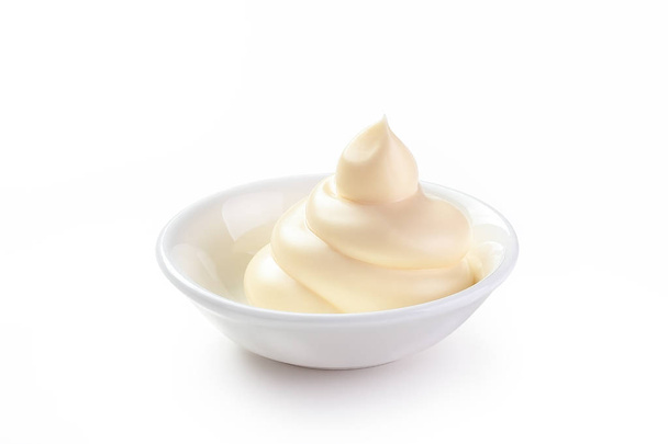 mayonesa en un plato aislado fondo blanco
 - Foto, Imagen
