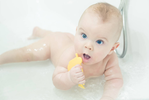 Baby boy playing in bathtub - Foto, Imagen