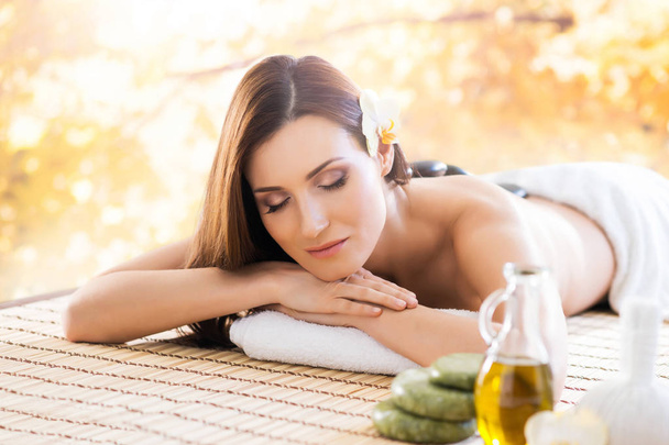 mulher jovem e natural em massagem spa
  - Foto, Imagem
