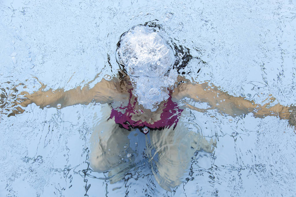 Femme nageant dans la piscine
 - Photo, image