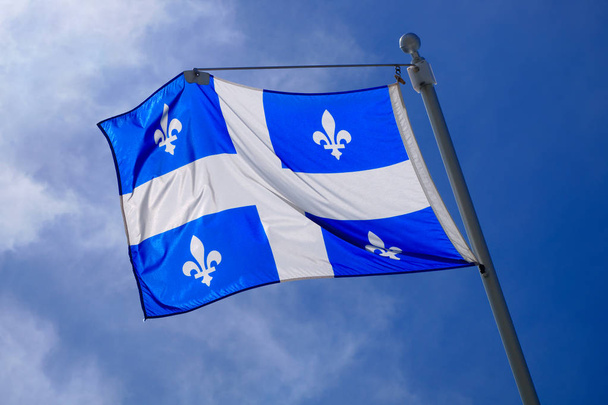 Bandera de Quebec en el cielo azul bandera nacional de St-jean
  - Foto, Imagen