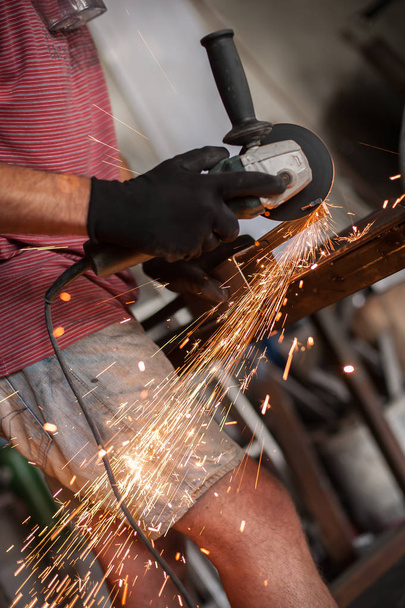 Elektrické broušení kol na ocelové konstrukci v továrně - Fotografie, Obrázek