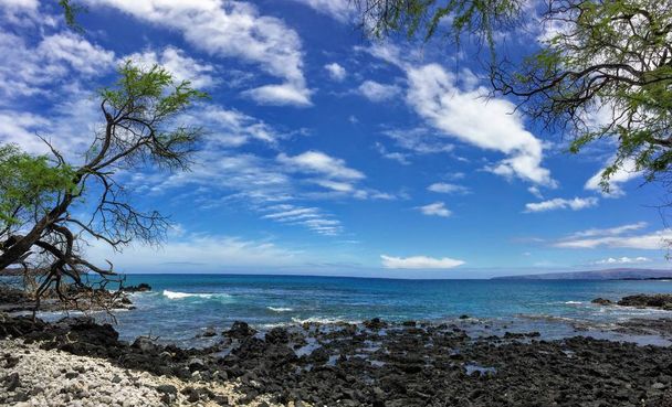 Lava Rock και Coral με σπρέι συντρίβεται κύμα σε πισίνες παλίρροια στην παραλία Maluaka και Kihei Maui με ουρανό και τα σύννεφα - Φωτογραφία, εικόνα