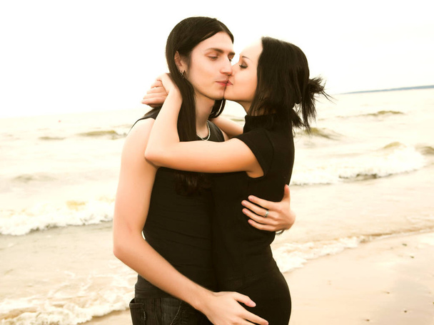 Loving couple near the sea - Valokuva, kuva