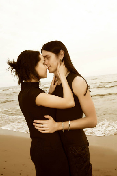ζευγάρι ερωτευμένων κοντά στη θάλασσα - Φωτογραφία, εικόνα