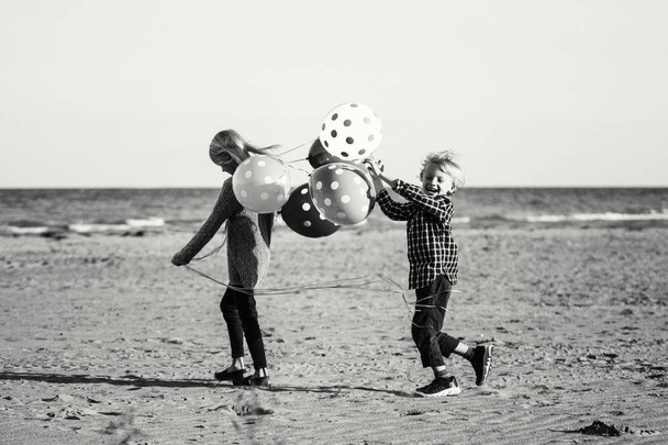Kinder spielen am Strand  - Foto, Bild