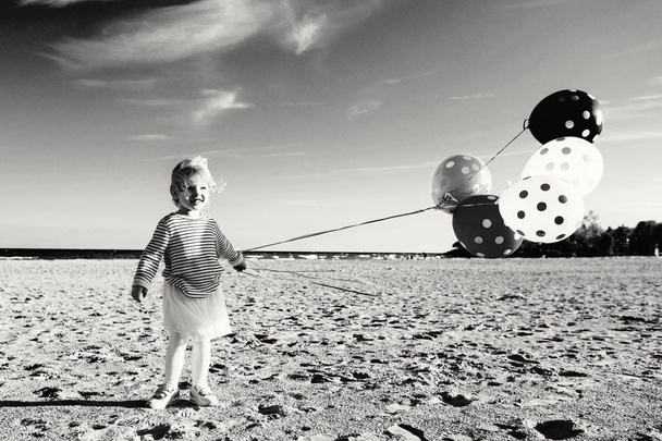 風船の束を持つ子供 - 写真・画像