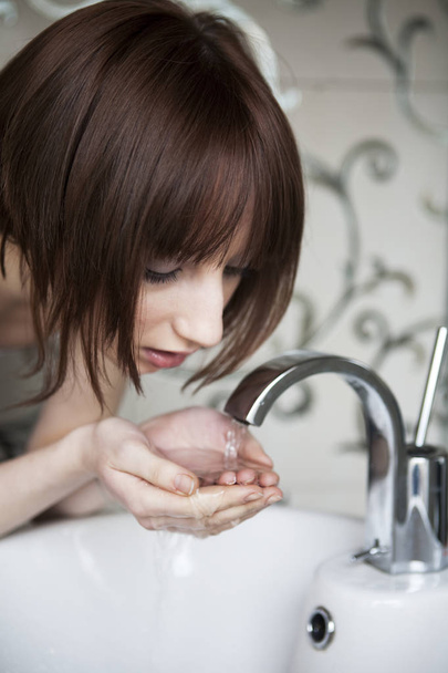 young woman washing her face - Fotografie, Obrázek