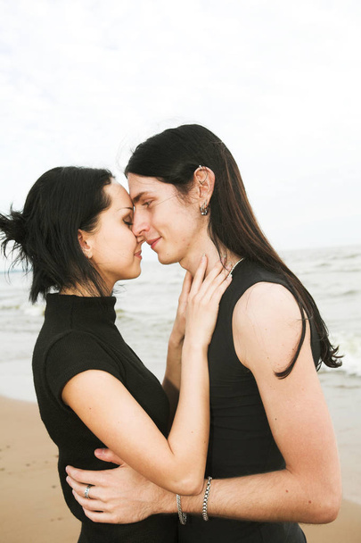 Casal amoroso perto do mar
 - Foto, Imagem