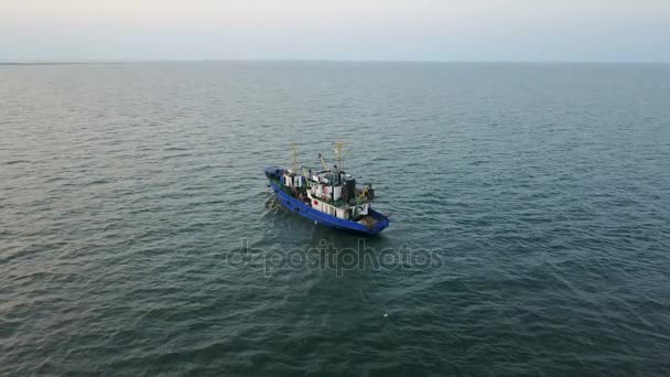 Barco de pesca no mar. Inquérito aéreo
 - Filmagem, Vídeo