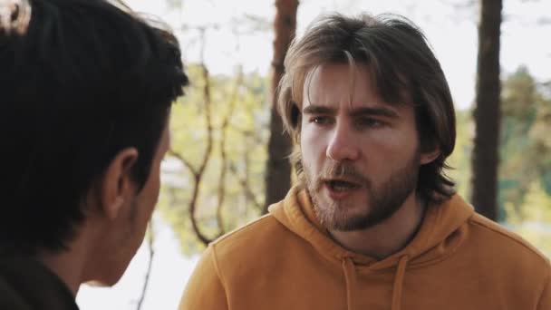 Dlouhé vlasy rozzlobený člověk hádky s přítelem v lese - Záběry, video