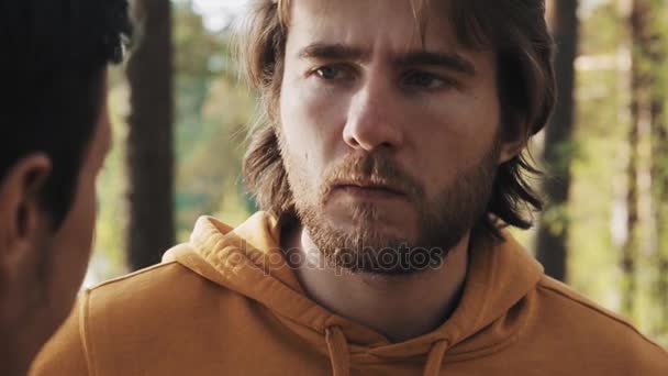 Dlouhé vlasy rozzlobený člověk hádky s přítelem v lese - Záběry, video