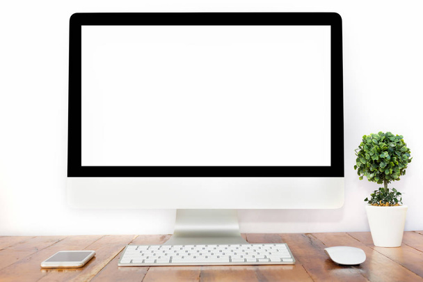 Ordenador de monitor de oficina, ratón sobre mesa de madera y fondo de pared blanco
 - Foto, imagen