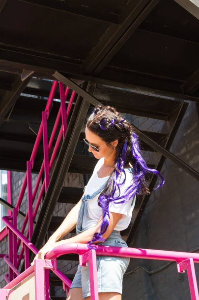 junges Mädchen mit lila Haaren - Foto, Bild