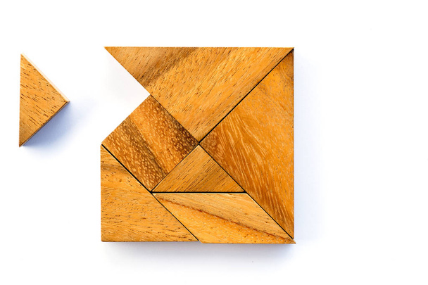 Holzpuzzle in quadratischer Form wartet auf Erfüllung auf weißem Hintergrund - Foto, Bild