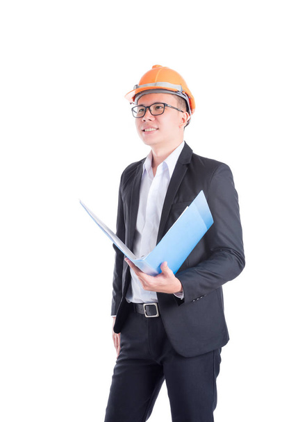 Jeune ingénieur portant un casque orange et costume noir souriant sur blanc
  - Photo, image