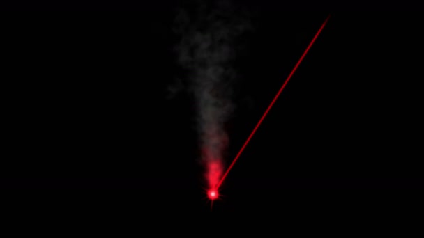 4 k laserové vypalování ohněm paprsky ozáří kouřový dým. - Záběry, video