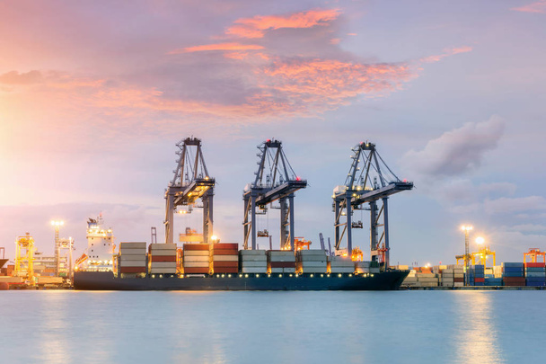 Nákladní kontejner nákladní loď s práce most jeřábu v loděnici za soumraku pro logistické Import/Export pozadí sunrise, sluneční světlo. - Fotografie, Obrázek