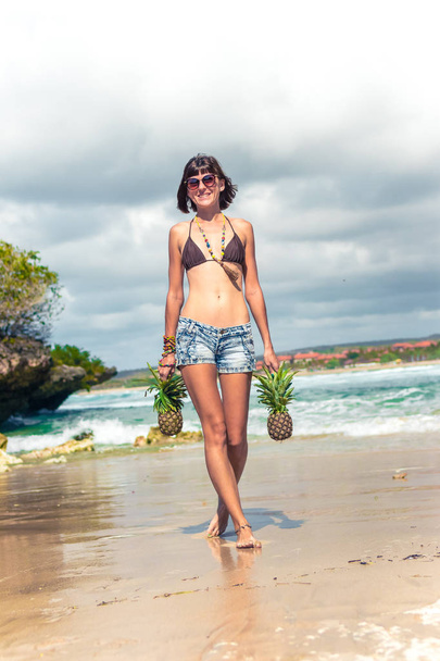 Тропічних Літня жінка з ананаса, прогулянки по пляжу. На відкритому повітрі, океан, характер. Райському острові Балі. - Фото, зображення