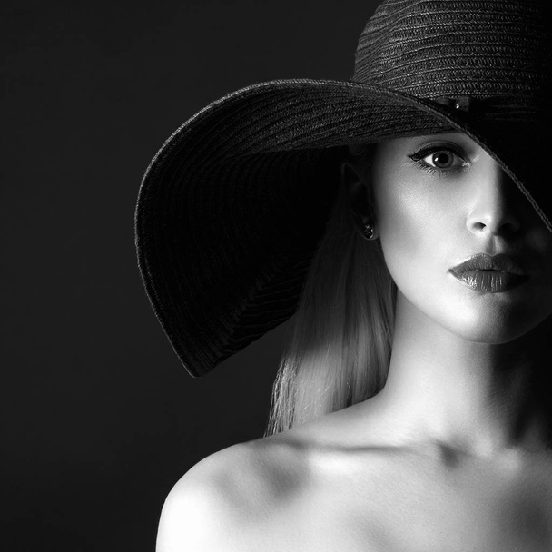 Belle jeune femme en chapeau
 - Photo, image