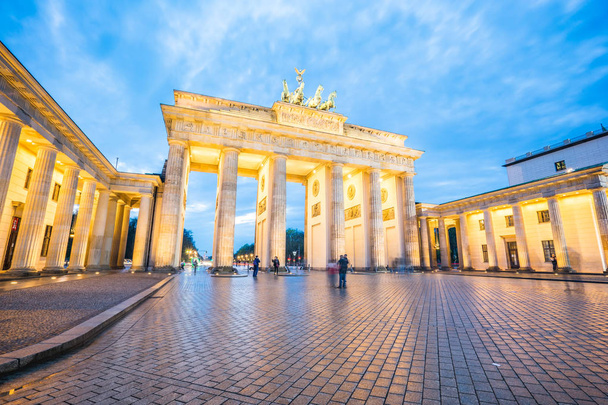 Vista nocturna de la Puerta de Brandeburgo en Berlín, Alemania
 - Foto, Imagen