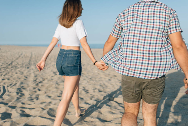 Пара влюбленных гуляет по морю
 - Фото, изображение