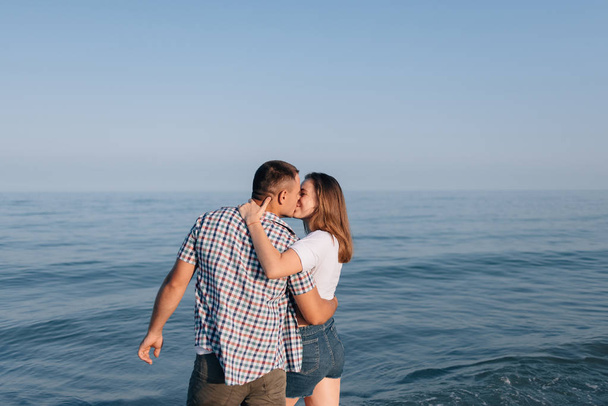 男と女の子のキス - 写真・画像
