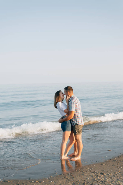 Le couple embrassant à la mer
 - Photo, image