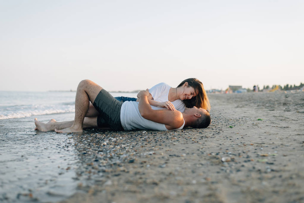 愛するカップルが海岸で笑します。 - 写真・画像