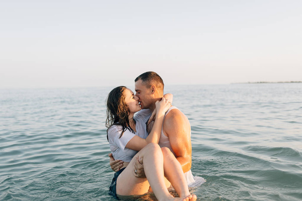 Para Całowanie w morzu - Zdjęcie, obraz