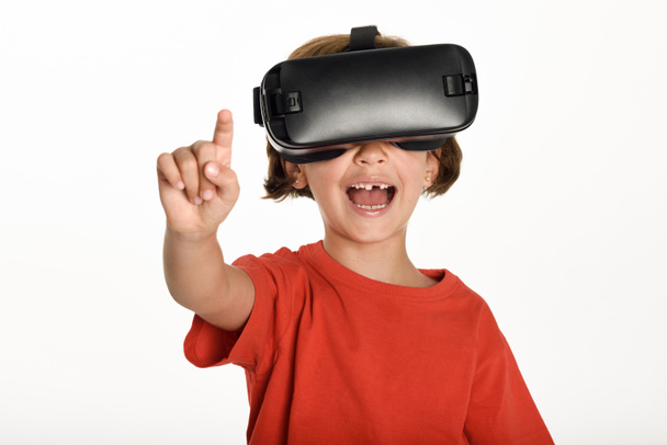 Маленька дівчинка дивиться в окулярах VR і жестикулює руками
. - Фото, зображення
