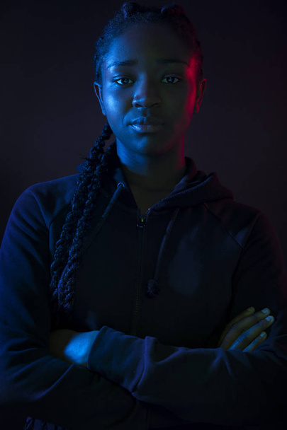 Темно-кольоровий портрет впевненої африканської жінки з темною шкірою
 - Фото, зображення