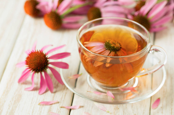 Tasse Echinacea-Tee auf weißem Holztisch - Foto, Bild