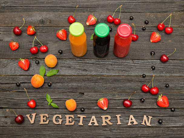 Üç şişe suyu, meyve ve yazıt vitaminler ahşap zemin, gıda kavramı ile - Fotoğraf, Görsel