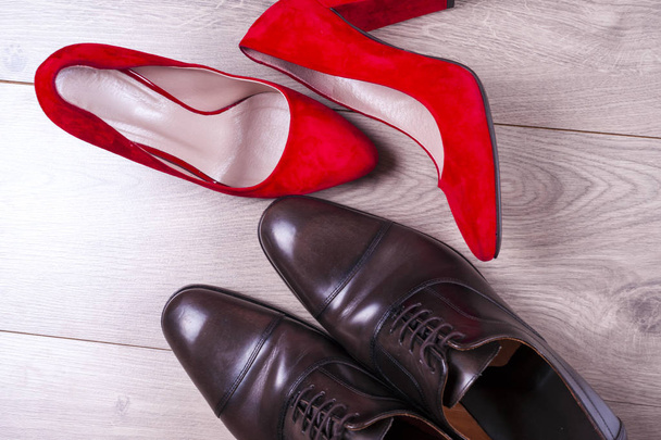 uomo e rosso tacco alto scarpe da donna su sfondo bianco
 - Foto, immagini